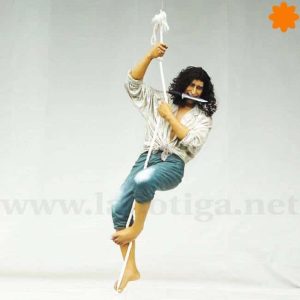 Chico pirata trepando por la cuerda – Figura Tamaño Real