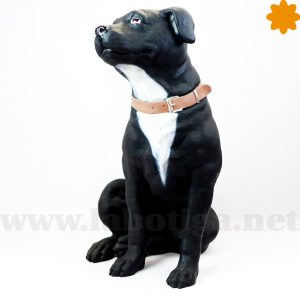 Figura de Tamaño real de perro Staffordshire Terrier blanco y negro