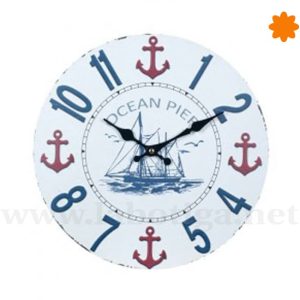 Reloj de pared de madera con un barco y anclas – Estilo náutico marinero